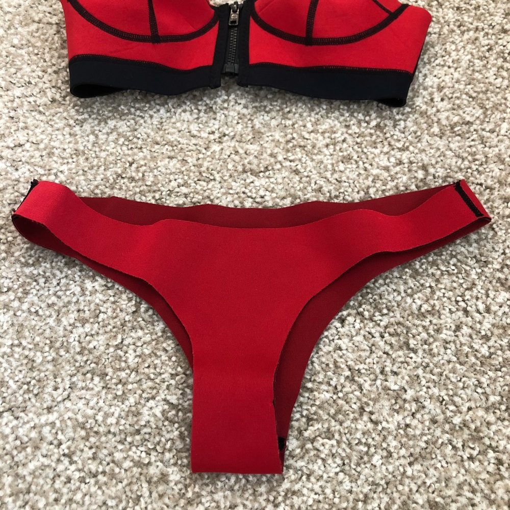 Red bikini - Picture 10 of 15